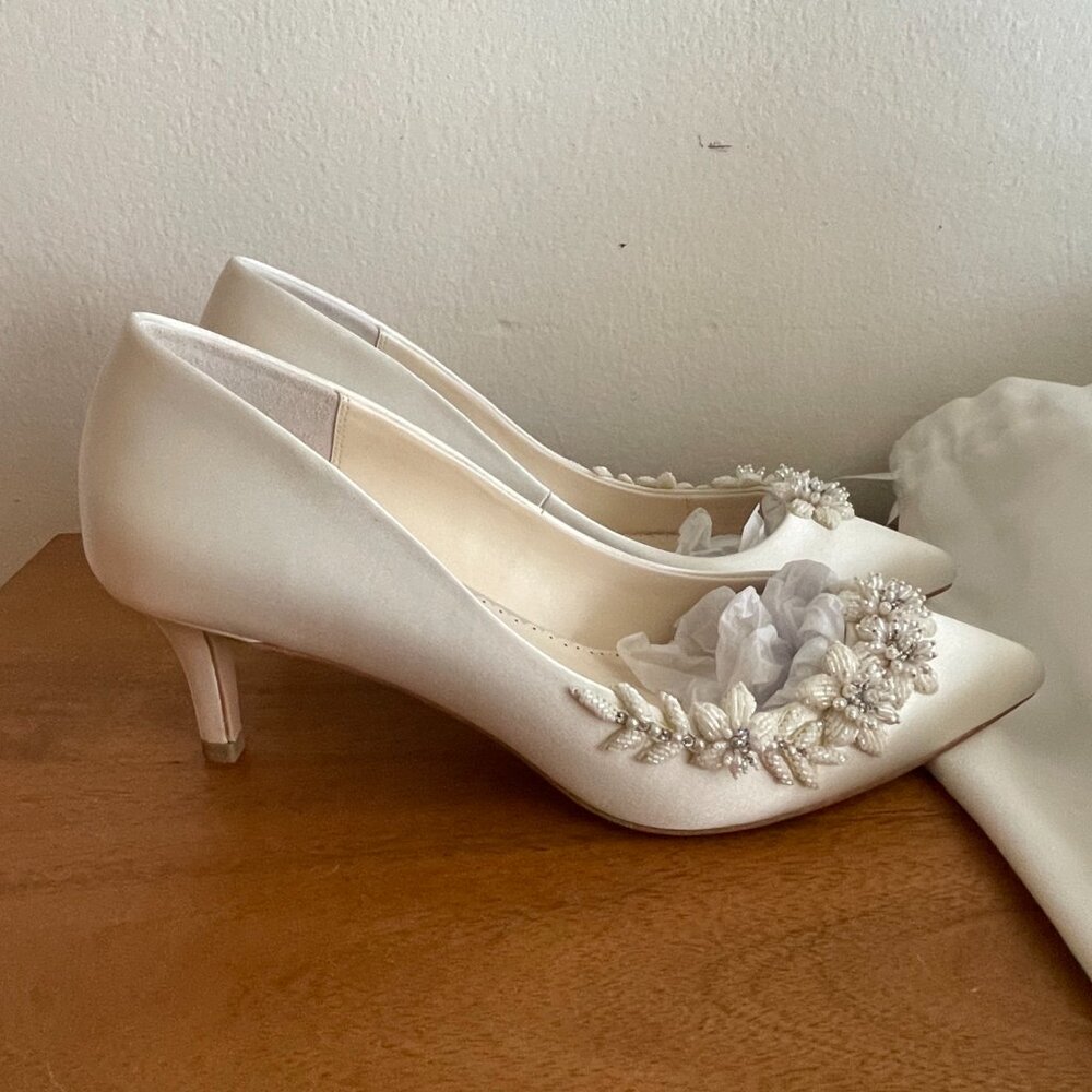NEW Bella Belle 3D Floral Ivory Kitten Heels with Pearls size 8.5